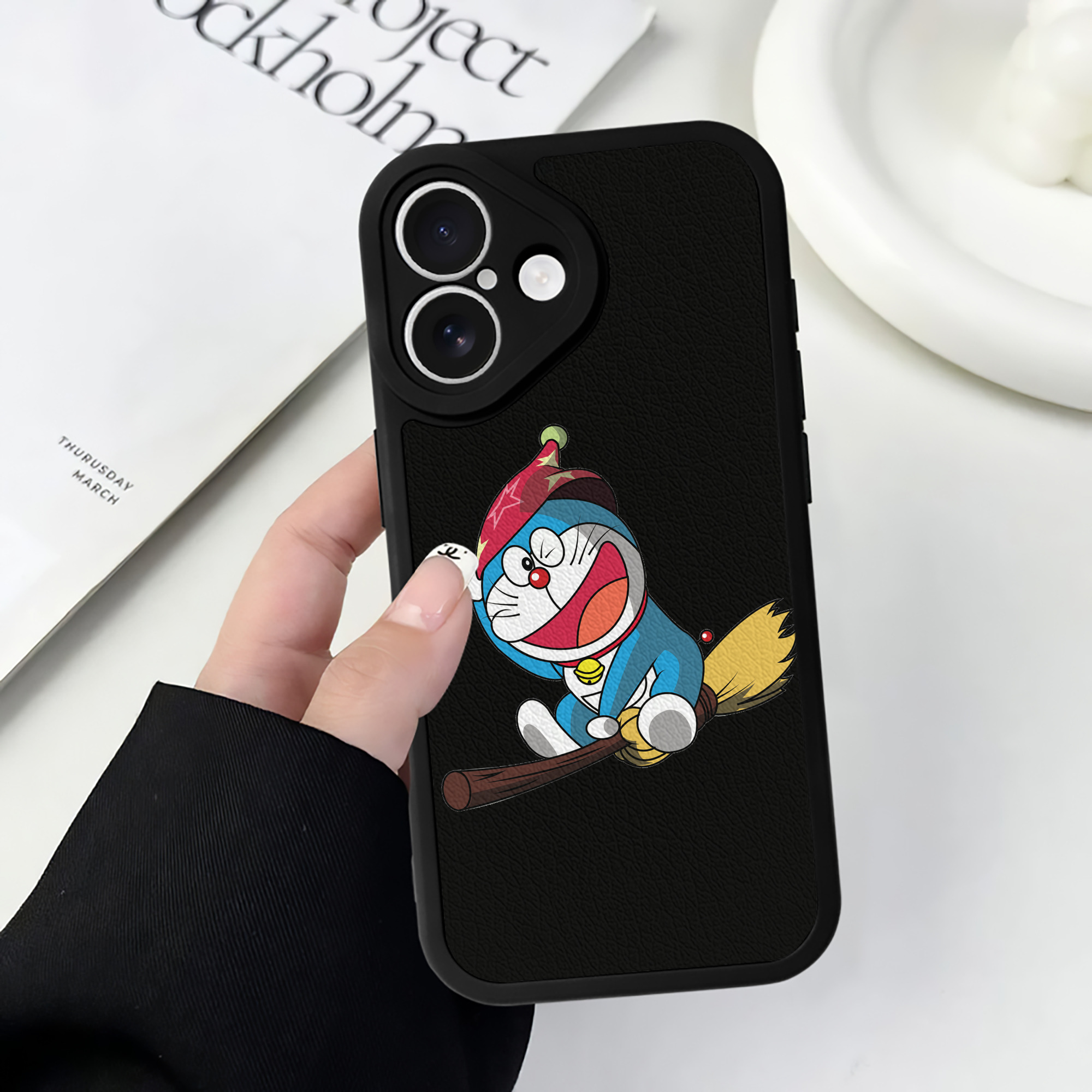 （画像用） ドラえもん Doraemon 【iPhone 16シリーズ対応】シリコンスマホケース（レザー調） 材質：シリコン